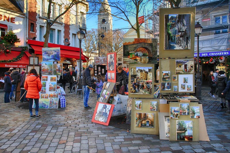 Bohemiska målare som arbetar i Paris i det Montmartre området royaltyfri bild Bohemiska målare som arbetar i Paris i det Montmartre området royaltyfri bild