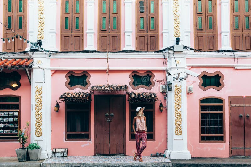 Boho dziewczyny odprowadzenie na miasto ulicie obraz stock Boho dziewczyny odprowadzenie na miasto ulicie obraz stock