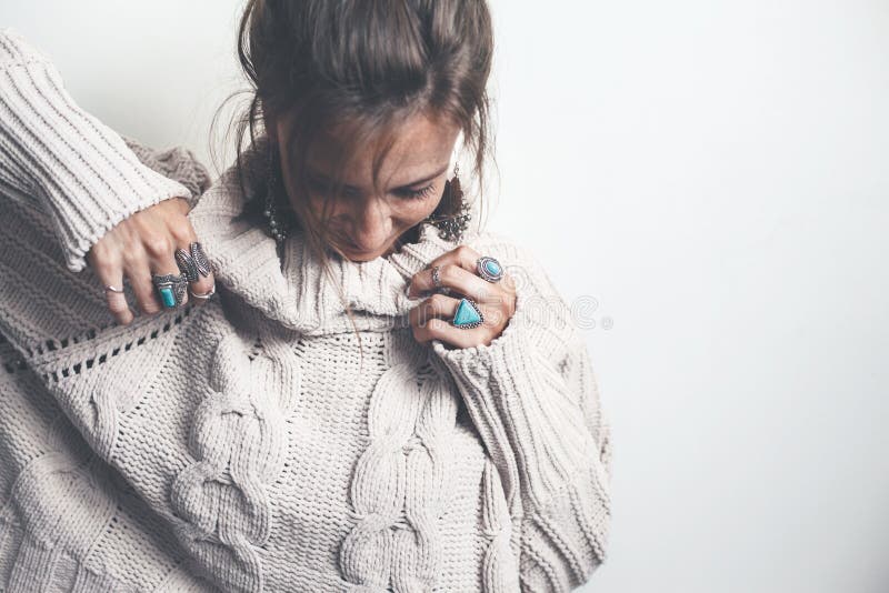 Boho-Schmuck und woolen Strickjacke auf Modell lizenzfreie stockfotos Boho-Schmuck und woolen Strickjacke auf Modell lizenzfreie stockfotos