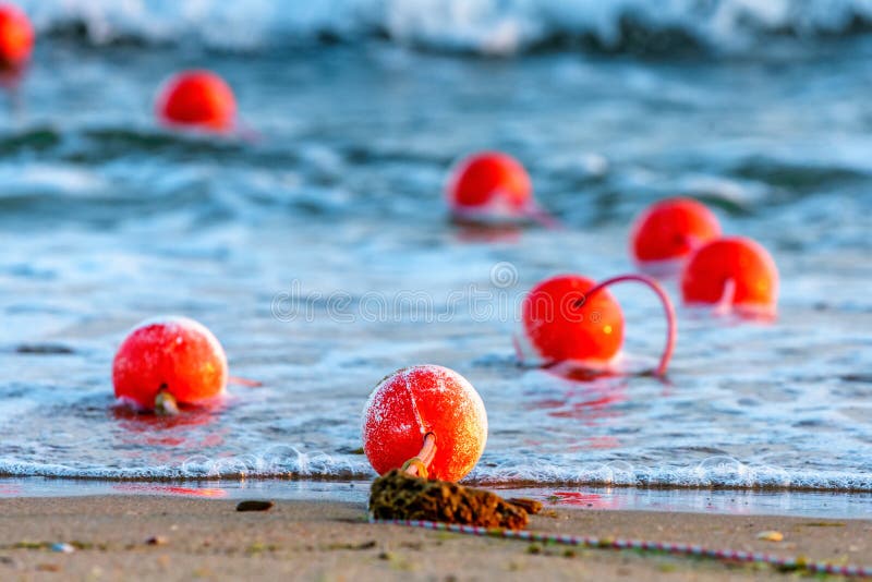 Boia náuticas no fim da água do mar acima fotografia de stock Boia náuticas no fim da água do mar acima fotografia de stock