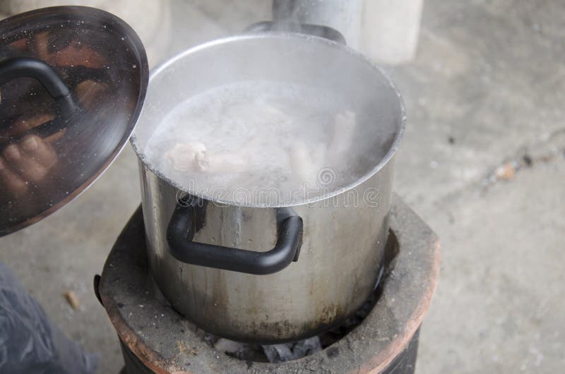 Boil Chicken Bone, Foot and Pork Bone for Cooking Soup Stock Stock