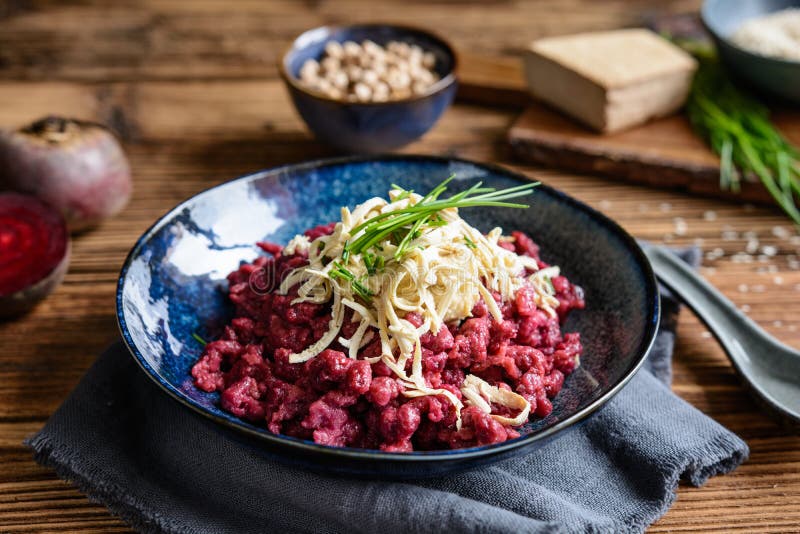 Varené cviklové halušky s hummusom, údeným tofu a pažítkou