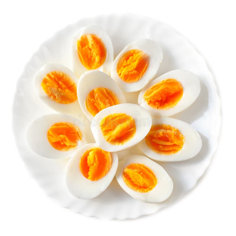 Boiled ha diviso in due le uova su un piatto isolato su fondo bianco