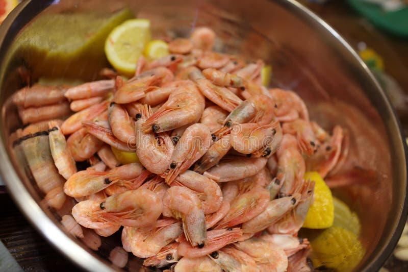 The boiled shrimp with slices of lemon