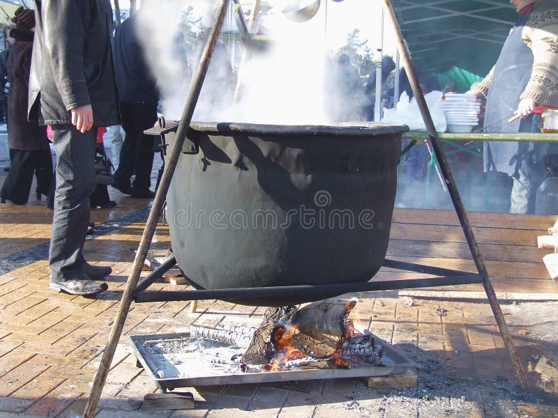 https://thumbs.dreamstime.com/b/boiling-hot-iron-pot-hanging-over-open-fire-water-vapor-coming-up-cooking-city-festival-76367392.jpg