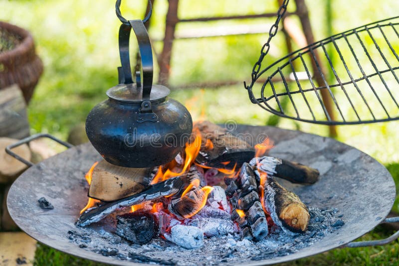 https://thumbs.dreamstime.com/b/boiling-over-fire-tasty-food-71284485.jpg