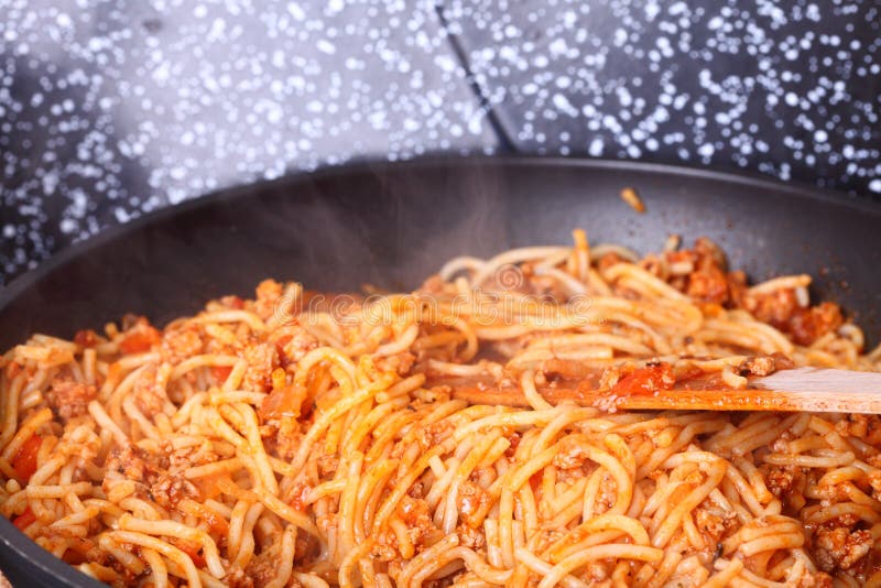 Boiling Spaghetti Pasta in a skillet