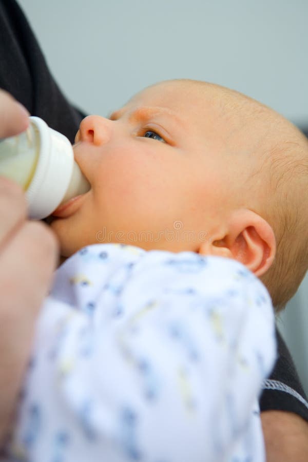 Bébé boit photo stock