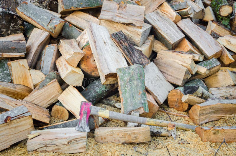 Bois coupé du feu dans une pile avec une hache photos stock Bois coupé du feu dans une pile avec une hache photos stock