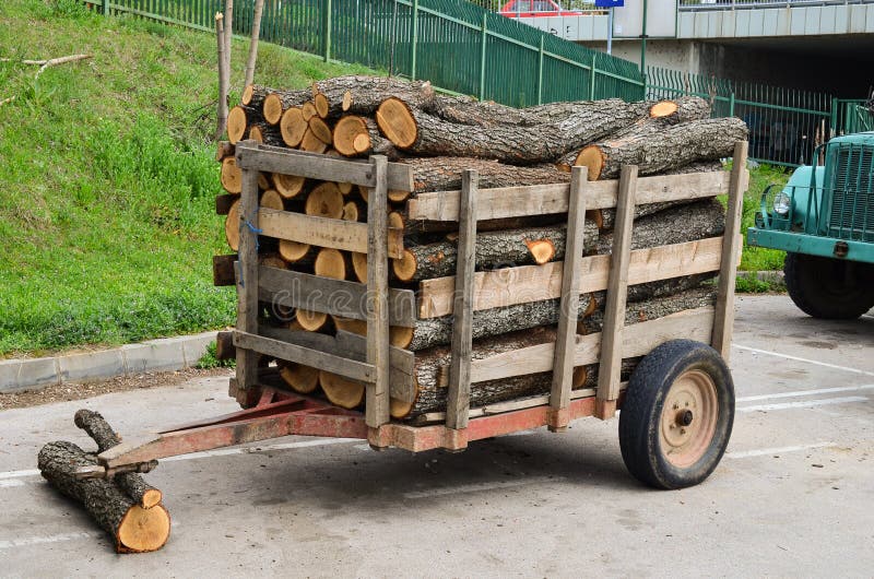 Remorque Pour Le Transport Du Bois De Chauffage En Hiver Photo