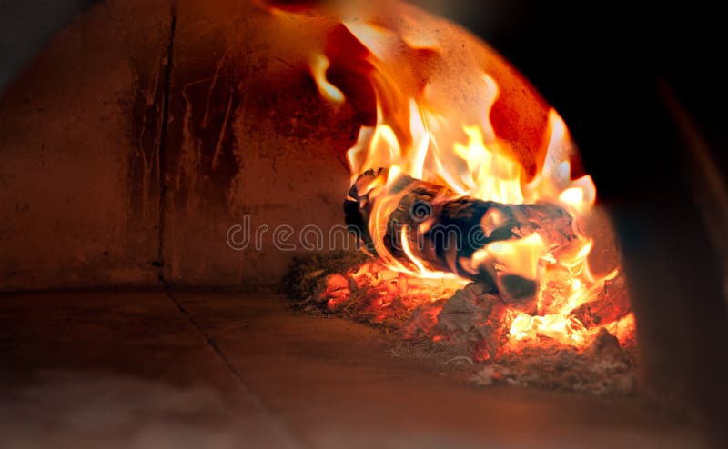 Bois et charbon de bois brûlants de plan rapproché dans le fourneau images stock Bois et charbon de bois brûlants de plan rapproché dans le fourneau images stock