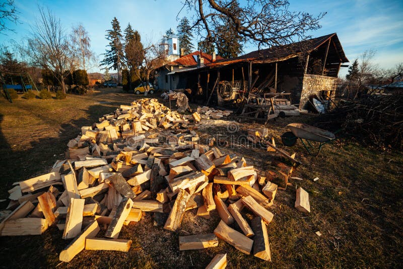 Bois fendu en dehors de maison de pays images libres de droits Bois fendu en dehors de maison de pays images libres de droits