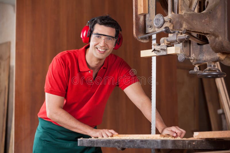Bois sûr de coupe d'Using Bandsaw To de charpentier images stock Bois sûr de coupe d'Using Bandsaw To de charpentier images stock