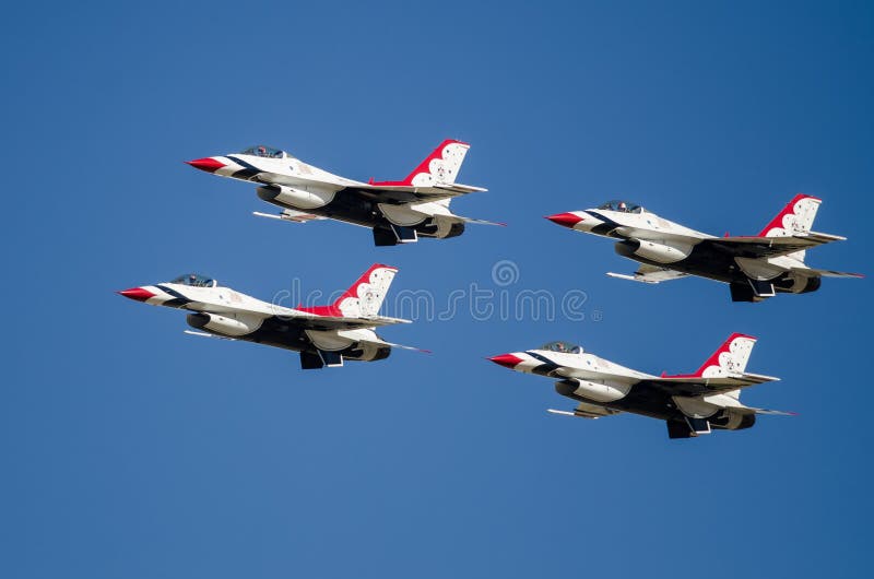 Boise, Idaho, usa †'Październik 15, 2017 Stany Zjednoczone siły powietrzne thunderbirdy wykonuje przy Gowen Grzmią Airshow zdjęcie stock Boise, Idaho, usa †'Październik 15, 2017 Stany Zjednoczone siły powietrzne thunderbirdy wykonuje przy Gowen Grzmią Airshow zdjęcie stock