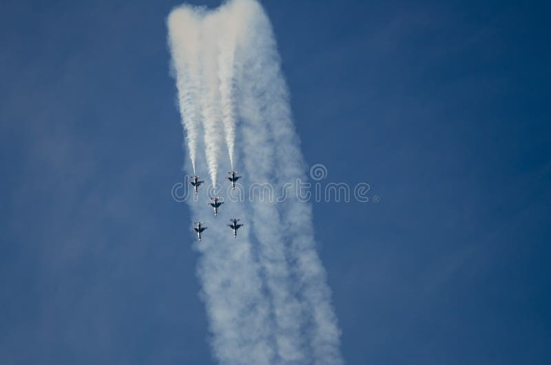 Boise, Idaho, usa †'Październik 15, 2017 USAF thunderbirdy wykonuje przy Gowen Grzmią airshow na Październiku 15, zdjęcie royalty free Boise, Idaho, usa †'Październik 15, 2017 USAF thunderbirdy wykonuje przy Gowen Grzmią airshow na Październiku 15, zdjęcie royalty free