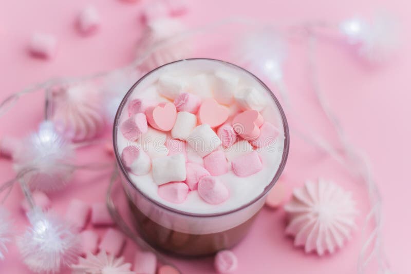 Boisson chaude avec la crème fouettée, les guimauves et les bonbons au chocolat en forme de coeur images stock Boisson chaude avec la crème fouettée, les guimauves et les bonbons au chocolat en forme de coeur images stock