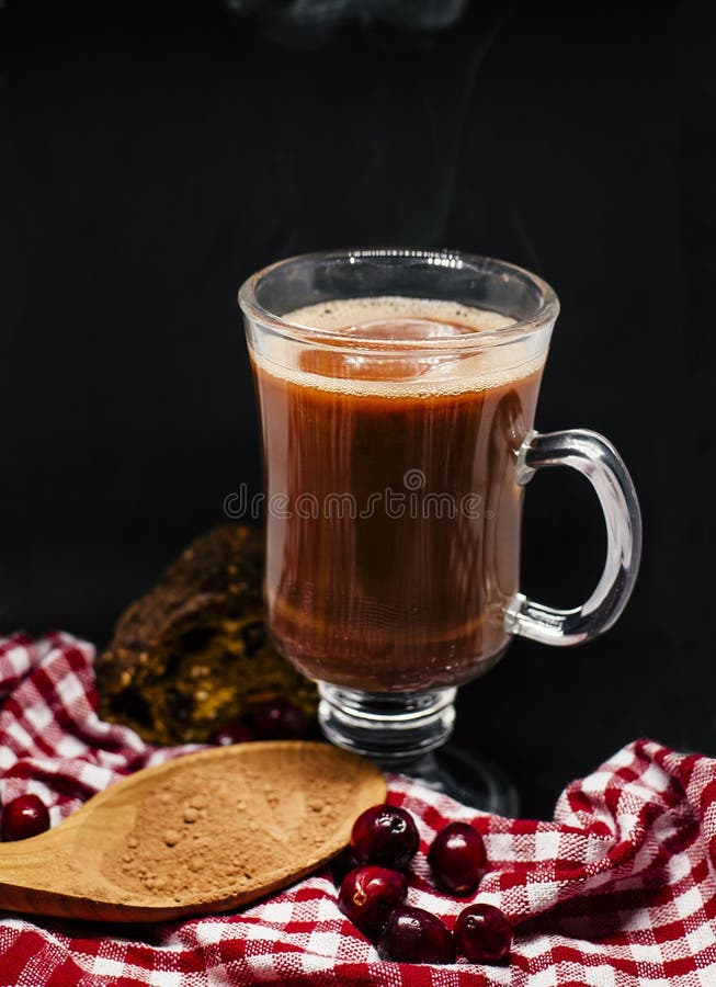Boisson chaude de Noël de cacao sur le fond noir image libre de droits Boisson chaude de Noël de cacao sur le fond noir image libre de droits