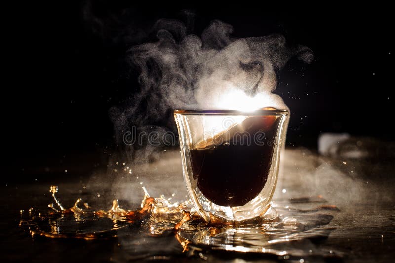 Boisson chaude débordée de café de tasse en verre