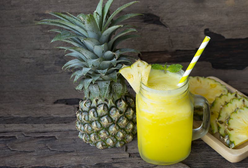 Boisson de fruits de smoothie d'ananas et d'ananas le matin sain dessus sur un fond en bois images libres de droits Boisson de fruits de smoothie d'ananas et d'ananas le matin sain dessus sur un fond en bois images libres de droits