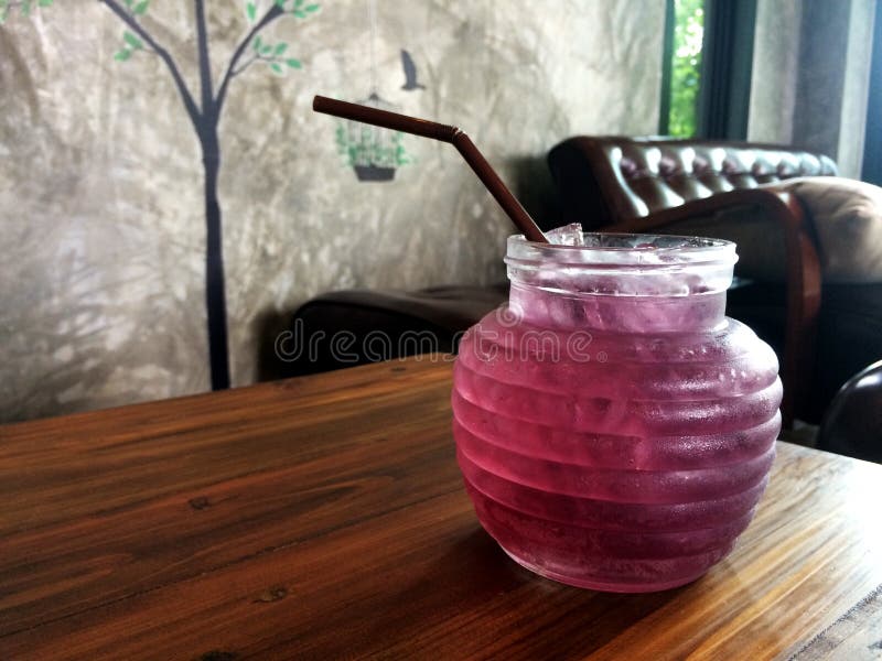 Boisson de soude de baie de mélange dans le pot en verre image stock Boisson de soude de baie de mélange dans le pot en verre image stock