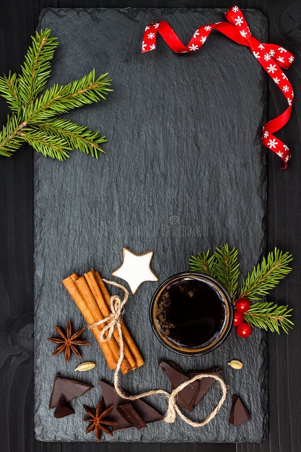 Boisson de vacances de Noël Chocolat chaud épicé avec l'anis et la cannelle Fond de l'espace de copie de texte libre image stock Boisson de vacances de Noël Chocolat chaud épicé avec l'anis et la cannelle Fond de l'espace de copie de texte libre image stock