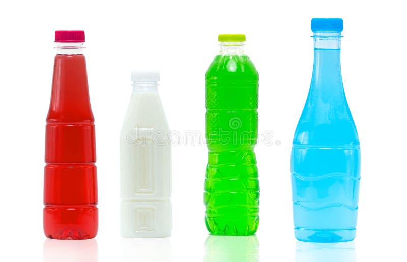 Boisson non alcoolisée dans la bouteille et le chapeau en plastique avec la conception d'empaquetage moderne sur le fond blanc av photos libres de droits Boisson non alcoolisée dans la bouteille et le chapeau en plastique avec la conception d'empaquetage moderne sur le fond blanc av photos libres de droits