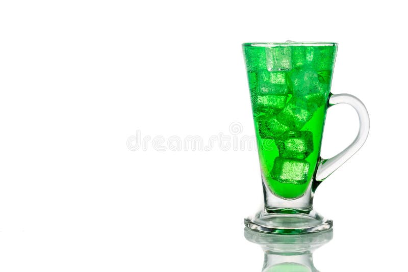 Boisson non alcoolisée pétillante verte régénératrice avec de la glace en verre transparent images libres de droits Boisson non alcoolisée pétillante verte régénératrice avec de la glace en verre transparent images libres de droits