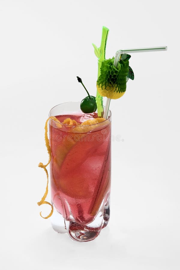 Boisson rouge avec la cerise verte photographie stock libre de droits Boisson rouge avec la cerise verte photographie stock libre de droits