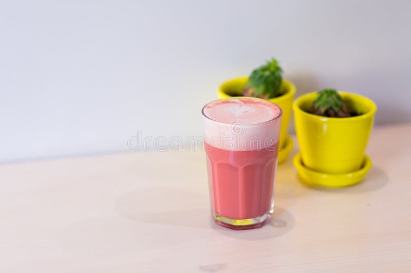 Boisson à la mode, latte rose de café de fraise sur la table sur le fond blanc Copiez l'espace pour le menu photo stock Boisson à la mode, latte rose de café de fraise sur la table sur le fond blanc Copiez l'espace pour le menu photo stock