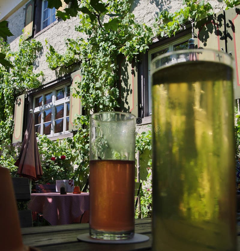 Boissons fraîches dans le jardin de bière photographie stock Boissons fraîches dans le jardin de bière photographie stock