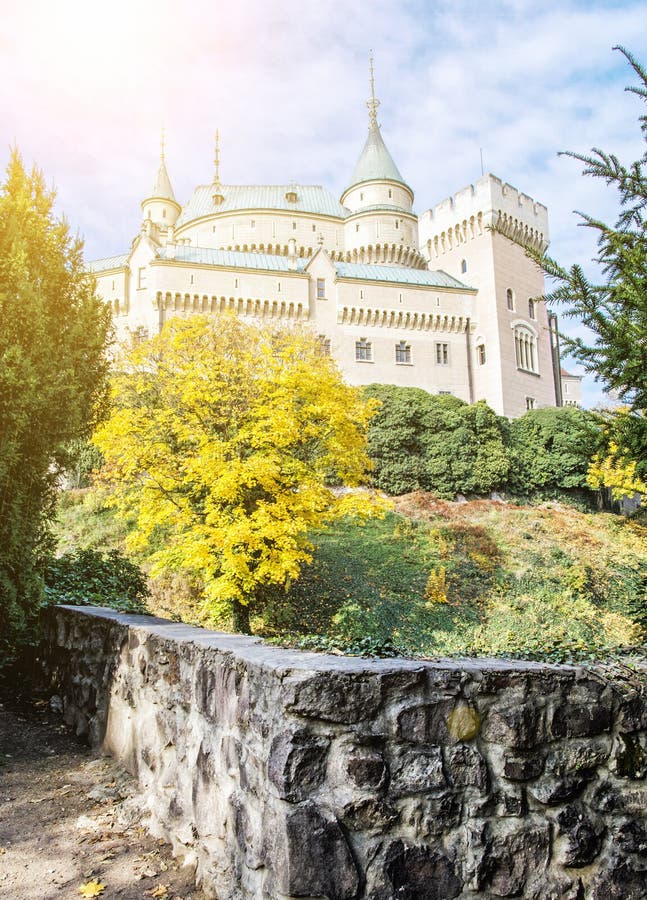 Bojnický zámek na Slovensku, podzimní scéna, sluneční paprsky