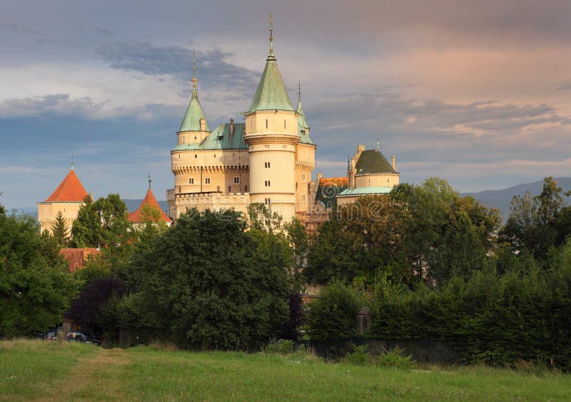 Bojnický zámek při západu slunce