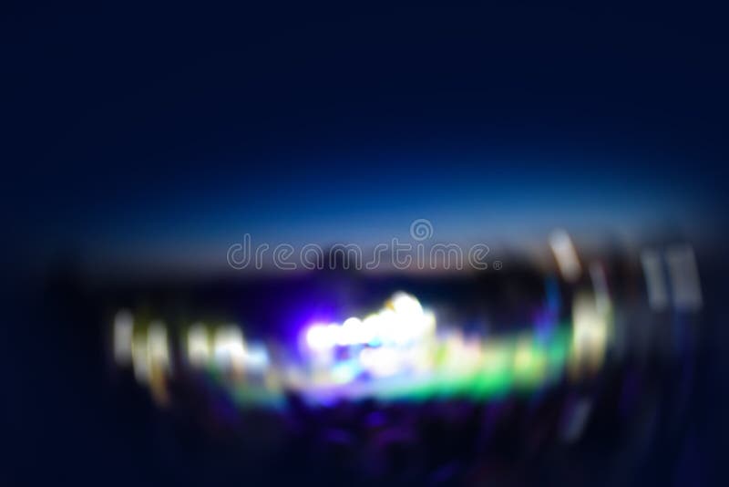 Bokeh blij vrienden dat ze in de openlucht plezier hebben op het muziekfestival van de nacht royalty-vrije stock fotografie Bokeh blij vrienden dat ze in de openlucht plezier hebben op het muziekfestival van de nacht royalty-vrije stock fotografie