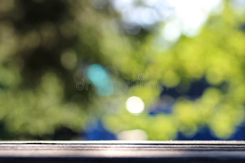 Bokeh extérieur en bois de table de fond images stock