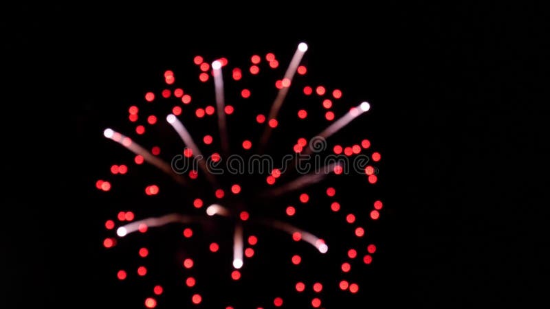 Bokeh och oskärpa av färgfulla fyrverkerier som exploderar på natten i himlen lager videofilmer
