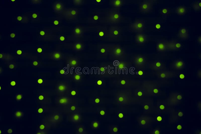 Bokeh vert allumant les objets abstraits unfocused d'éclairage sur le papier peint noir de l'espace de fond unique photos stock