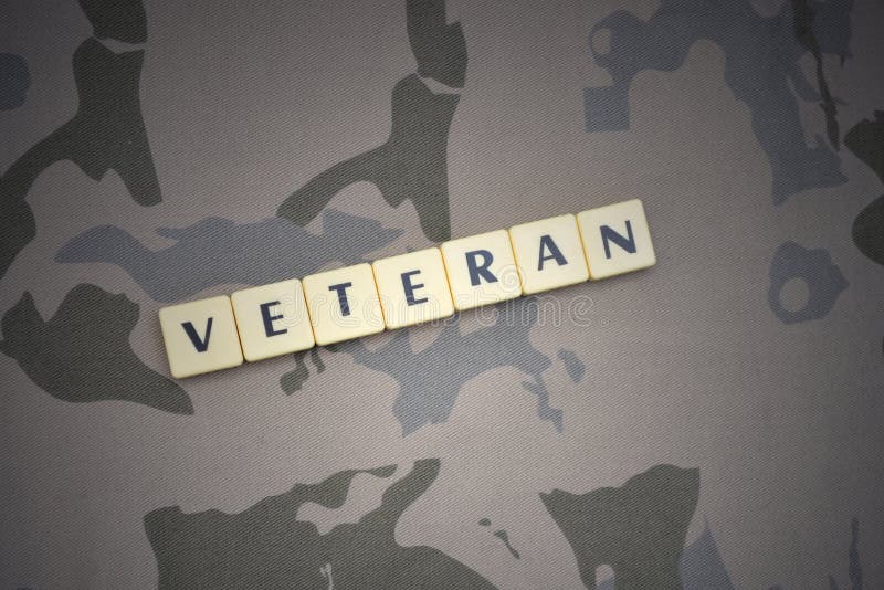 Bokstäver med textveteran på den kaki- bakgrunden gevär s för green m4a1 för flaggan för begreppet för closen för armoranfallhuvu arkivfoto Bokstäver med textveteran på den kaki- bakgrunden gevär s för green m4a1 för flaggan för begreppet för closen för armoranfallhuvu arkivfoto