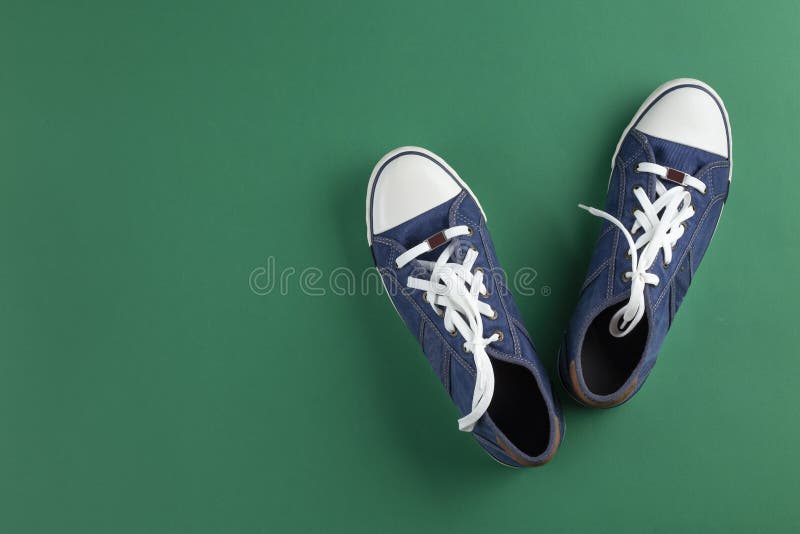 Elegante Zapatillas Sobre Fondo Verde. Zapatos Ver Desde Arriba de archivo - Imagen de atlético, activo: 181521229