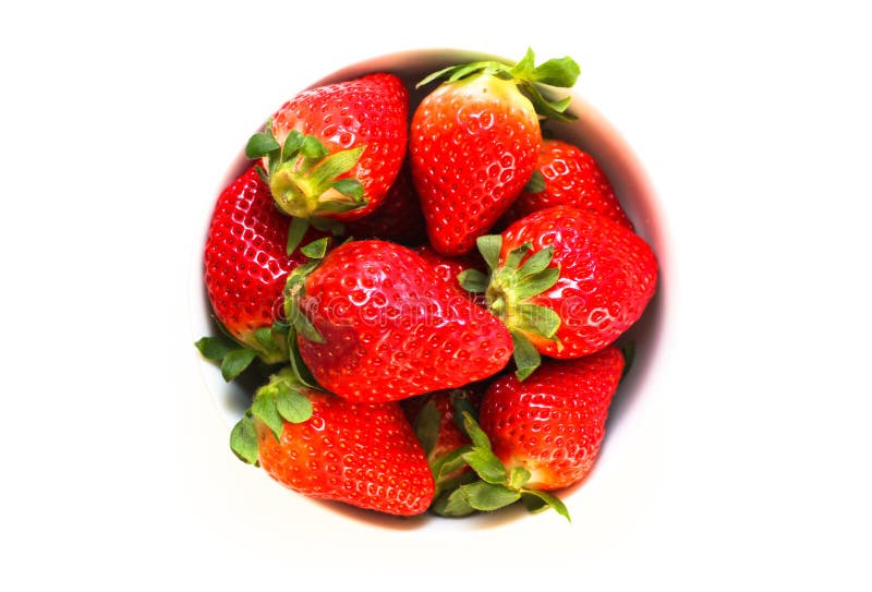 Bol complètement de fraises rouges fraîches et naturelles avec les feuilles vertes d'isolement sur un fond blanc sans couture photo libre de droits Bol complètement de fraises rouges fraîches et naturelles avec les feuilles vertes d'isolement sur un fond blanc sans couture photo libre de droits