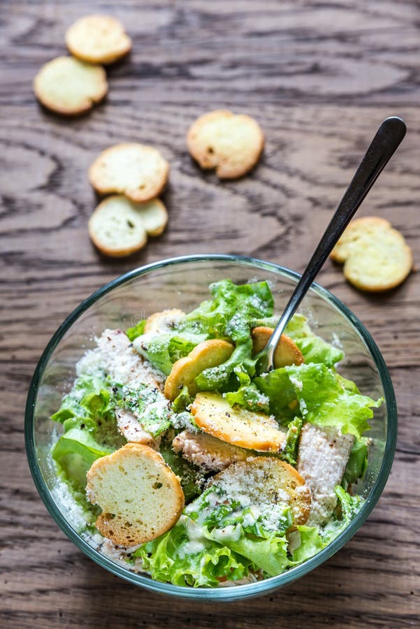 Bol de salade de C?sar de poulet photo libre de droits Bol de salade de C?sar de poulet photo libre de droits