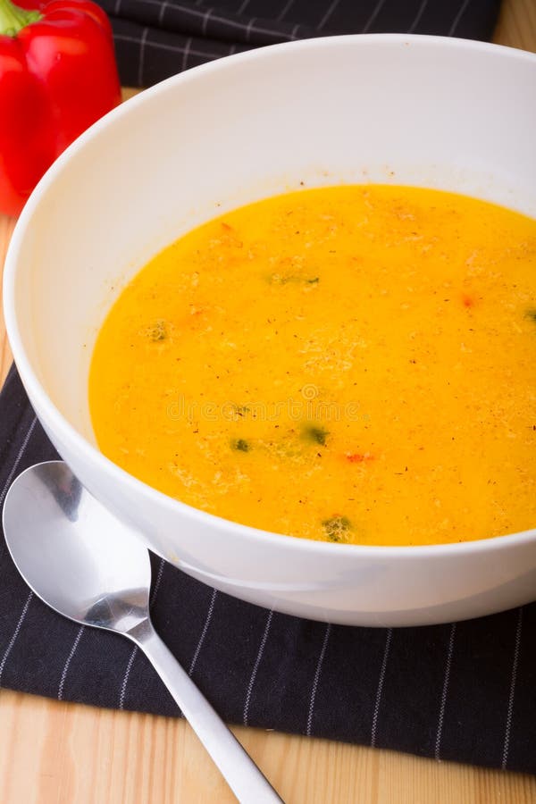 Le bol de soupe crème jaune a servi sur une table