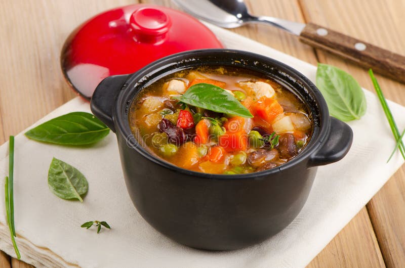 Bol de soupe à minestrone avec des haricots et des légumes photographie stock Bol de soupe à minestrone avec des haricots et des légumes photographie stock