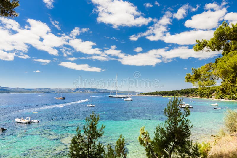 Bol, wyspa Brac Chorwacja, Lipiec, - 17, 2016: Zlatni szczura plaża obrazy stock Bol, wyspa Brac Chorwacja, Lipiec, - 17, 2016: Zlatni szczura plaża obrazy stock