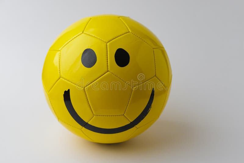 Bola Amarela Com Face Sorridente. Imagem de Stock - Imagem de