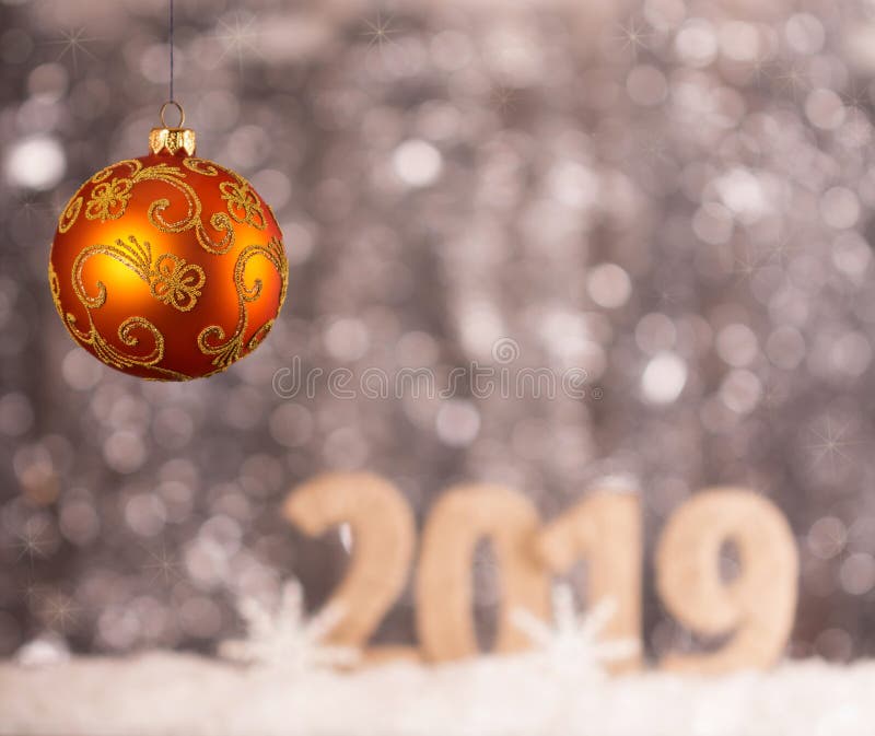Bola amarilla brillante de la Navidad y el Año Nuevo de la inscripción 2019 imagenes de archivo Bola amarilla brillante de la Navidad y el Año Nuevo de la inscripción 2019 imagenes de archivo