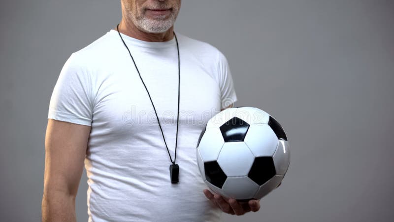 Dois jogadores de futebol masculino, bola driblando no estádio durante o  jogo de esporte no fundo do céu escuro. fotos, imagens de ©  vova130555@gmail.com #480717430