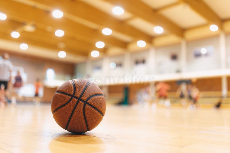 Jogo de basquetebol com bola e campo