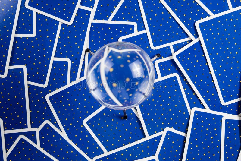Bola cristalina en un fondo de las tarjetas de tarot. foto de archivo Bola cristalina en un fondo de las tarjetas de tarot. foto de archivo