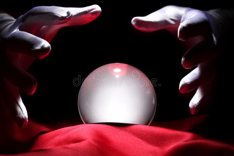 El Hechicero Entrega Una Adivinación Transparente De La Bola De Cristal  Para El Futuro Imagen de archivo - Imagen de vida, halloween: 79552109