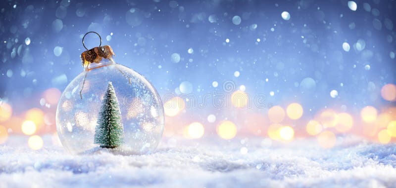 Bola da neve com a árvore de Natal nela e em luzes